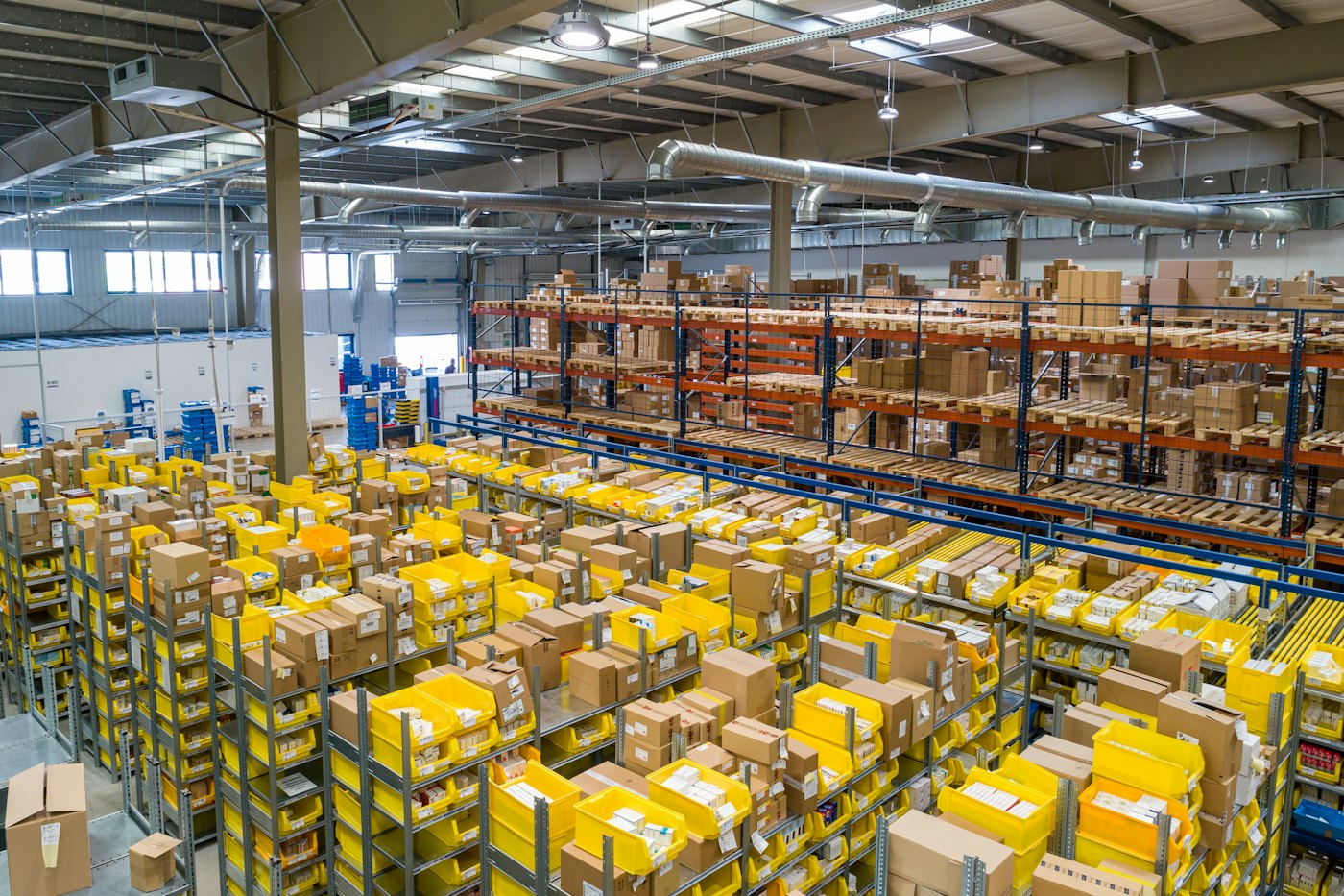 Distribution floor with stocked shelving